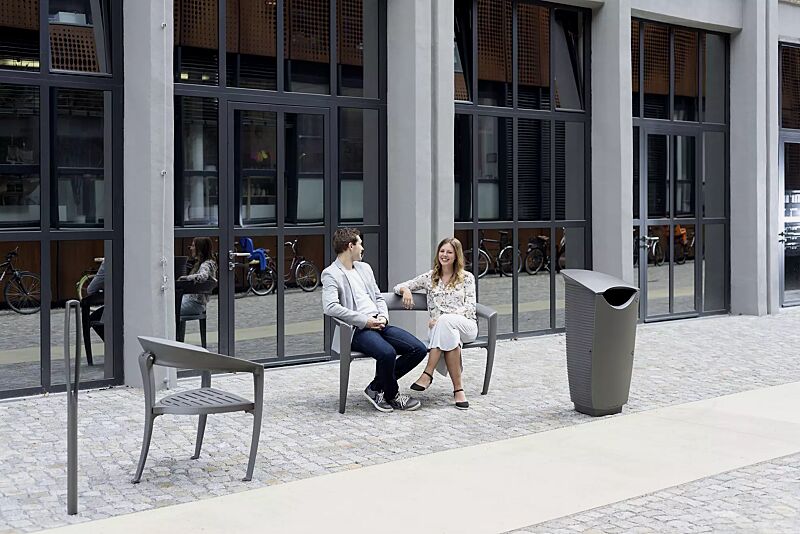 sitzbank-nastra__shoKAT0055558 Kollektion NASTRA bestehend aus Sitzbank, Sitz, Abfallbehälter und Poller