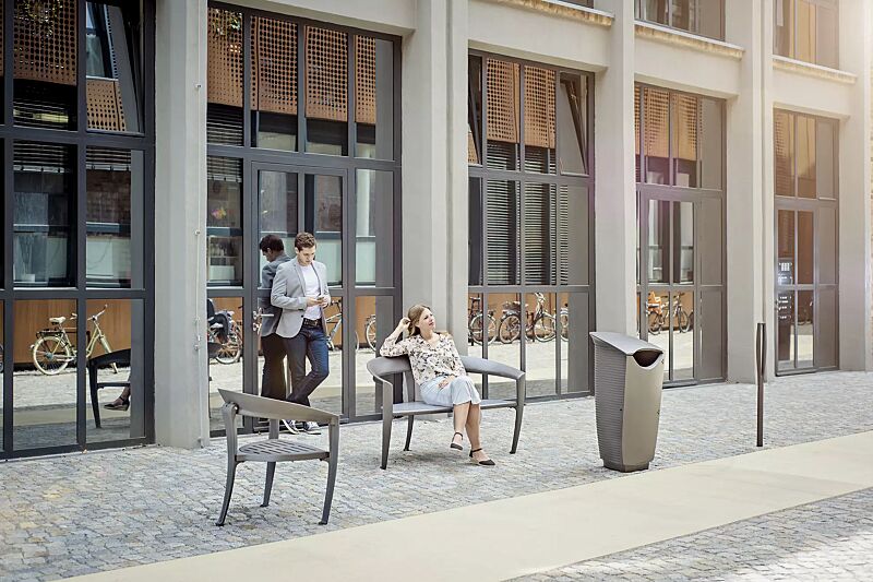 sitzbank-nastra__shoKAT0055559 Kollektion NASTRA bestehend aus Sitzbank, Sitz, Abfallbehälter und Poller