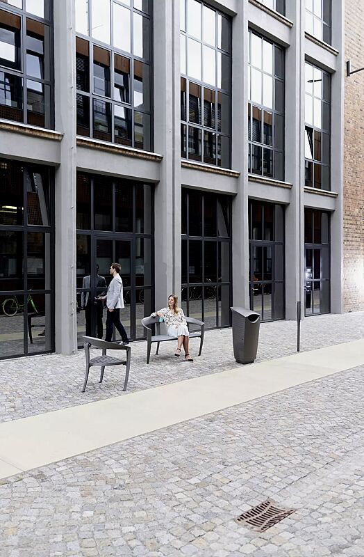 sitzbank-nastra__shoKAT0055560 Kollektion NASTRA bestehend aus Sitzbank, Sitz, Abfallbehälter und Poller