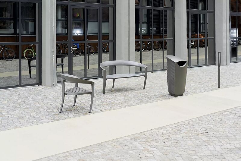 sitzbank-nastra__shoKAT0055561 Kollektion NASTRA bestehend aus Sitzbank, Sitz, Abfallbehälter und Poller