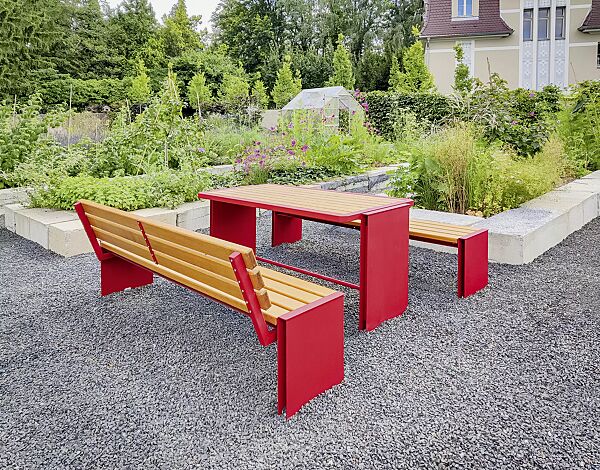 Sitzbänke NATURA ohne und mit Rückenlehne und Tisch NATURA, mit Eschenholzbelattung, Stahlteile in RAL 3002 karminrot