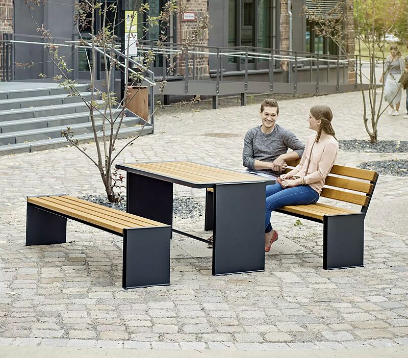 Sitzbänke NATURA ohne und mit Rückenlehne und Tisch NATURA, mit Eschenholzbelattung, Stahlteile in RAL 7016 anthrazitgrau