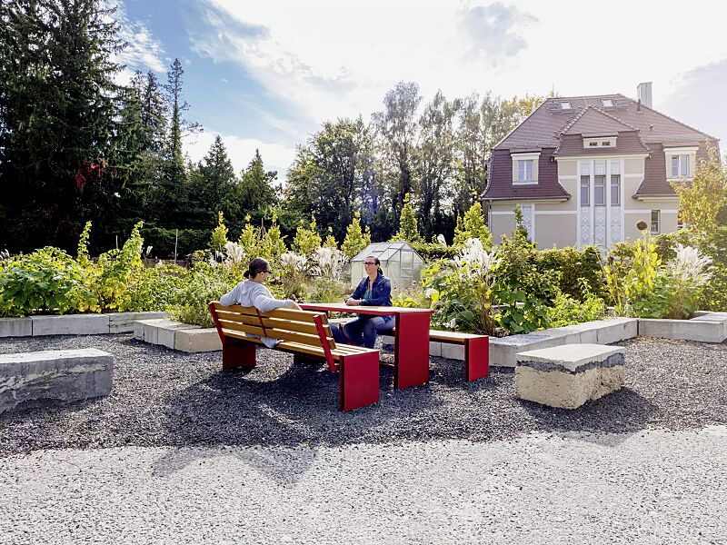 sitzbank-natura__shoKAT0068019 Sitzbänke NATURA ohne und mit Rückenlehne und Tisch NATURA, mit Eschenholzbelattung, Stahlteile in RAL 3002 karminrot