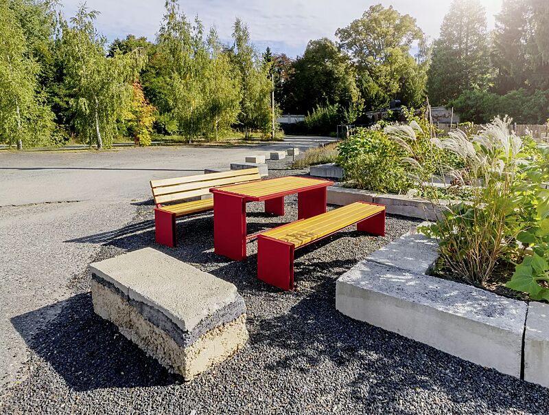 sitzbank-natura__shoKAT0068020 Sitzbänke NATURA ohne und mit Rückenlehne und Tisch NATURA, mit Eschenholzbelattung, Stahlteile in RAL 3002 karminrot