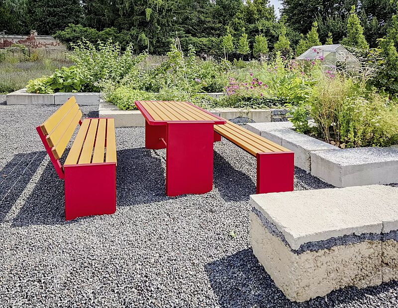 sitzbank-natura__shoKAT0068021 Sitzbänke NATURA ohne und mit Rückenlehne und Tisch NATURA, mit Eschenholzbelattung, Stahlteile in RAL 3002 karminrot