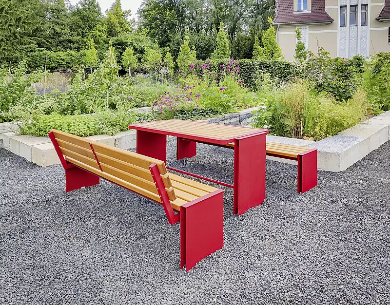 sitzbank-natura__shoKAT0068022 Sitzbänke NATURA ohne und mit Rückenlehne und Tisch NATURA, mit Eschenholzbelattung, Stahlteile in RAL 3002 karminrot