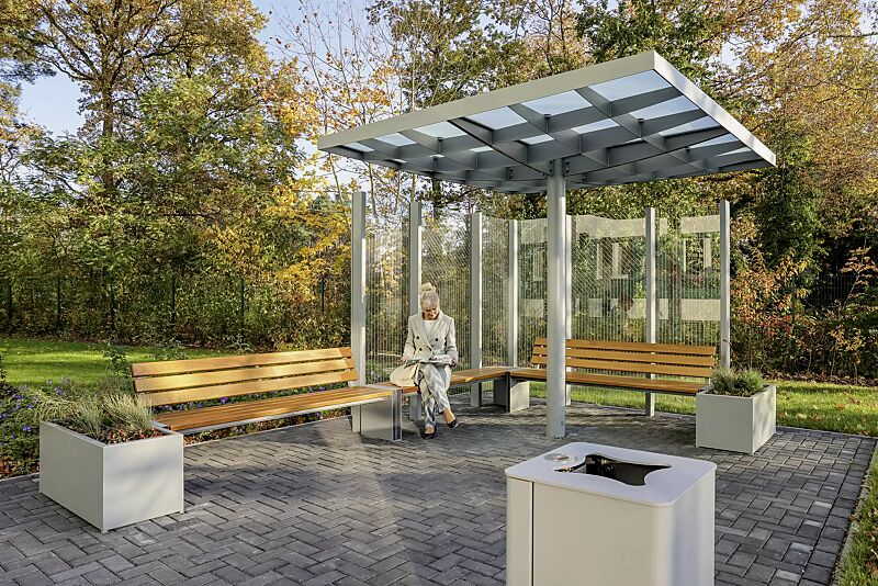 sitzbank-natura__shoKAT0069000 Sitzbank NATURA mit und ohne Rückenlehne, mit Eschenholzbelattung, Windschutzwand PIN SCREEN, Meeting-Point PIN, Abfallbehälter LACES, Pflanzbehälter MALOUT, Stahlkonstruktion in RAL 7046 telegrau