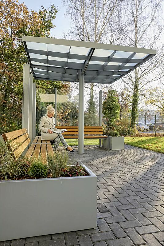 sitzbank-natura__shoKAT0069001 Sitzbank NATURA ohne und mit Rückenlehne, mit Eschenholzbelattung, Windschutzwand PIN SCREEN, Meeting-Point PIN, Pflanzbehälter MALOUT, Stahlkonstruktion in RAL 7046 telegrau