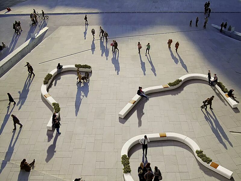 sitzbank-onda__shoKAT0037029 Sitzbänke und Pflanzbehälter (auf Anfrage) ONDA aus Beton, gerade und gebogen, wahlweise mit Okouméholzbelattung (durchgehende Holzauflage auf Anfrage), in Granitoptik weiß