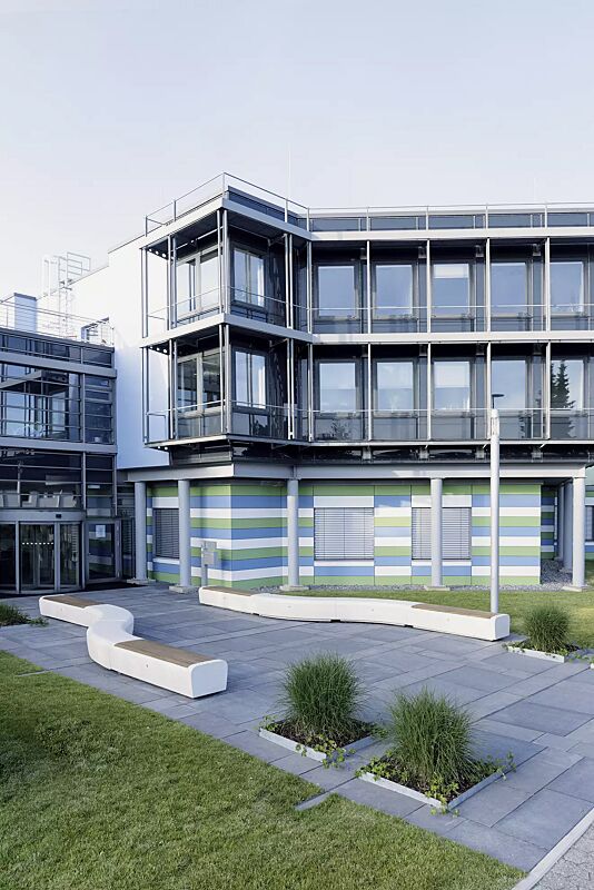 sitzbank-onda__shoKAT0055287 Sitzbank ONDA aus Beton, gebogen und Sitzbank ONDA aus Beton, mit Okouméholzbelattung, Sitzfläche sandgestrahlt, in Granitoptik weiß