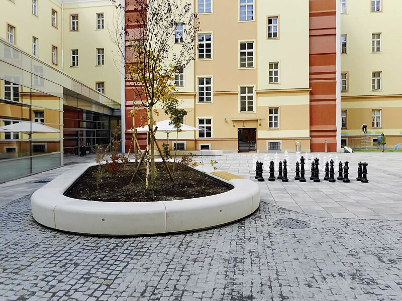 sitzbank-onda__shoKAT0056075 Sitzbank ONDA aus Beton, gerade und gebogen und Sitzbank ONDA aus Beton, mit Kiefernholzauflage, Sitzfläche sandgestrahlt, in Granitoptik weiß