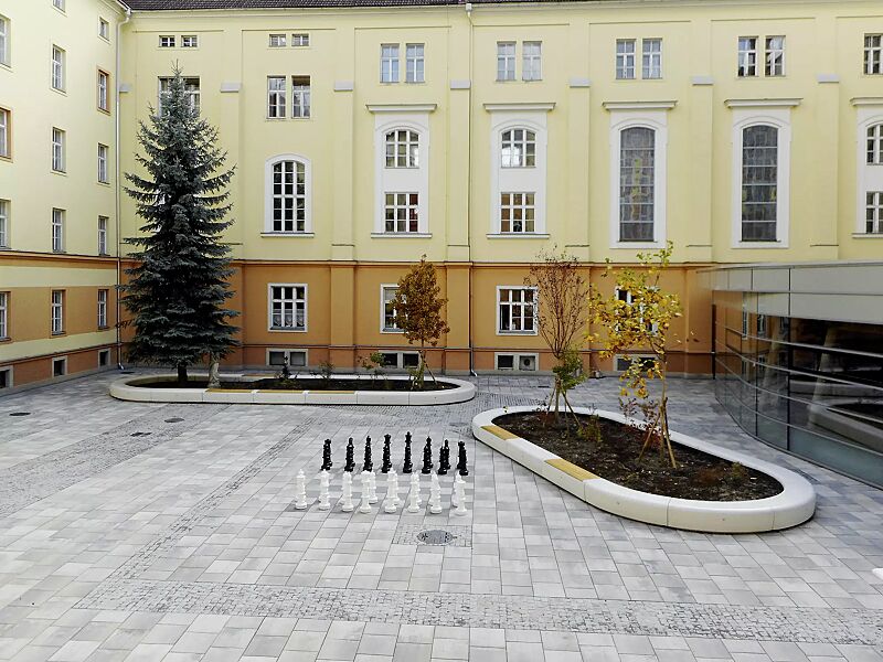 sitzbank-onda__shoKAT0056076 Sitzbank ONDA aus Beton, gerade und gebogen und Sitzbank ONDA aus Beton, mit Kiefernholzauflage, Sitzfläche sandgestrahlt, in Granitoptik weiß