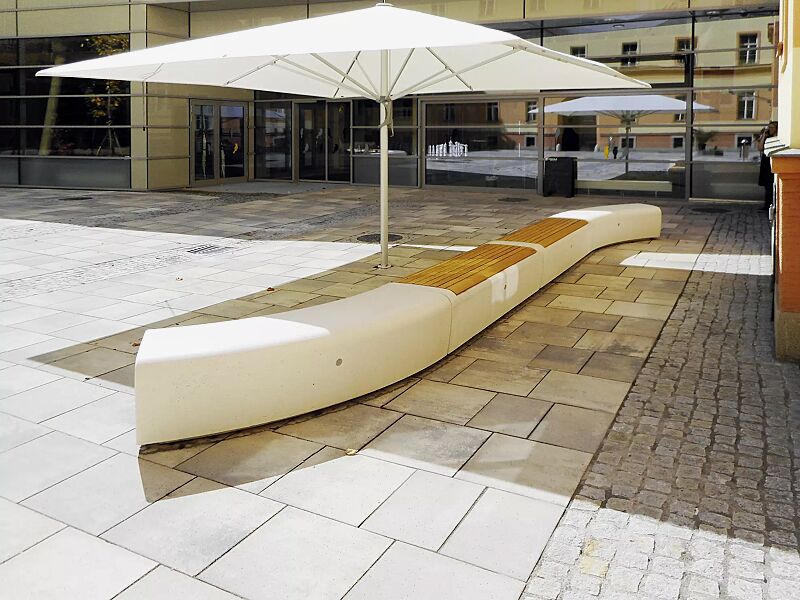 sitzbank-onda__shoKAT0056078 Sitzbank ONDA aus Beton, gebogen und Sitzbank ONDA aus Beton, mit Kiefernholzauflage, Sitzfläche sandgestrahlt, in Granitoptik weiß