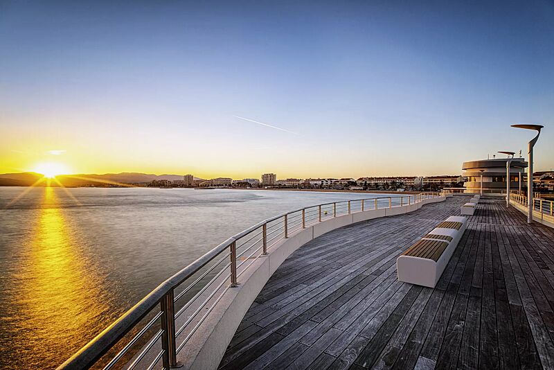 sitzbank-onda__shoKAT0056756 Sitzbank ONDA aus Beton, teilweise mit Okouméholzbelattung, Sitzfläche sandgestrahlt, in Granitoptik weiß