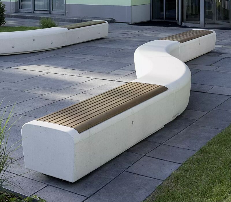 Sitzbank ONDA aus Beton, gebogen und Sitzbank ONDA aus Beton, mit Okouméholzbelattung, Sitzfläche sandgestrahlt, in Granitoptik weiß, mit Beleuchtung (gegen Mehrpreis)