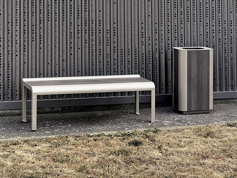 sitzbank-paosa__shoKAT0066263 Sitzbank und Abfallbehälter PAOSA, Stahlteile in RAL 7044 seidengrau, Sitzauflage aus grauem Zedernholz