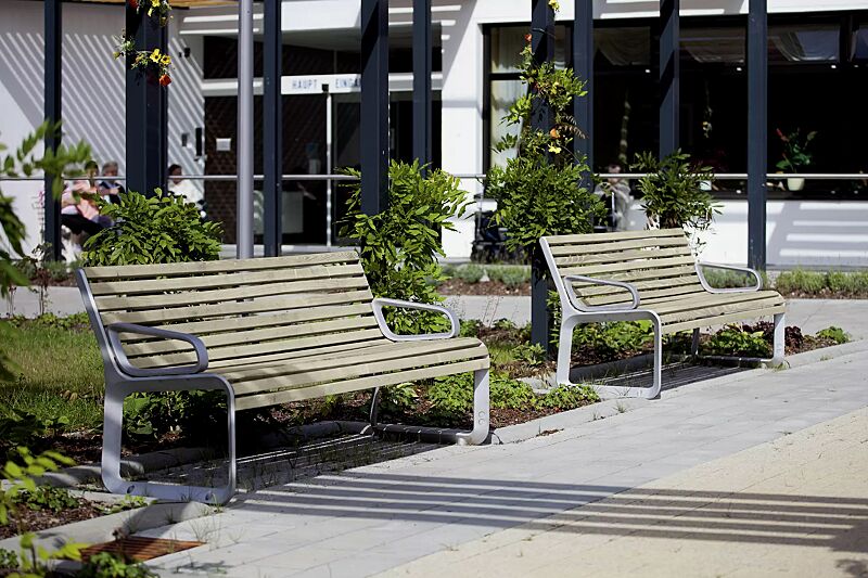 sitzbank-portiqoa__shoKAT0030012 Sitzbank PORTIQOA mit Rückenlehne und Armlehnen, mit Robinienholzbelattung