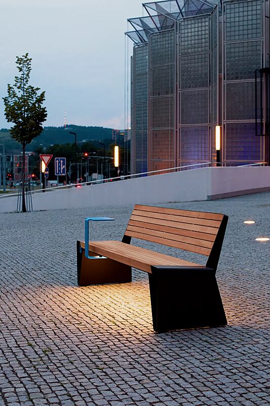 sitzbank-radium__shoKAT0058090 Sitzbank RADIUM mit Rückenlehne, mit Jatobaholzbelattung, Stahlteile RAL 9005 tiefschwarz, USB-Anschluss (Zubehör) und Ablagetisch (auf Anfrage)