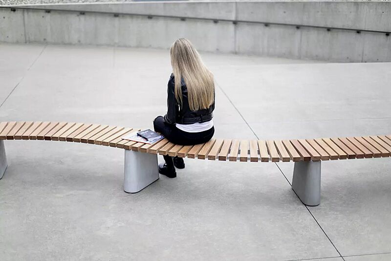 sitzbank-reforma__shoKAT0068707 Sitzbank REFORMA ohne Rückenlehne, gerade und gebogen, mit Querbelattung, mit Jatobaholzbelattung, HSC®-Beton in hellgrau