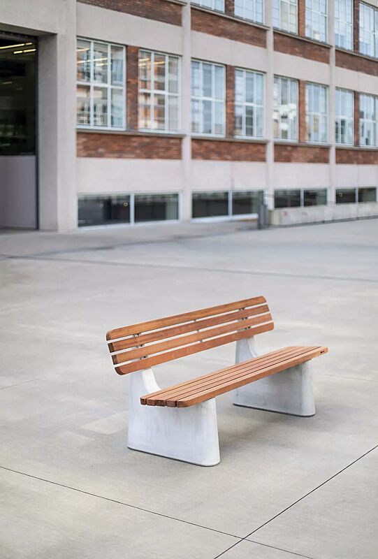 sitzbank-reforma__shoKAT0068709 Sitzbank REFORMA mit schmaler Rückenlehne, mit Längsbelattung, mit Jatobaholzbelattung, HSC®-Beton in hellgrau