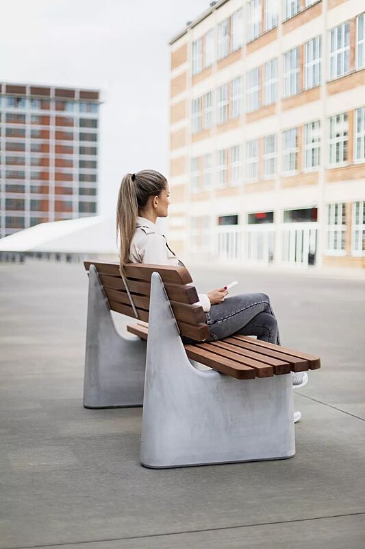 sitzbank-reforma__shoKAT0068944 Sitzbank REFORMA mit schmaler Rückenlehne, mit Längsbelattung, mit Jatobaholzbelattung, HSC®-Beton in hellgrau