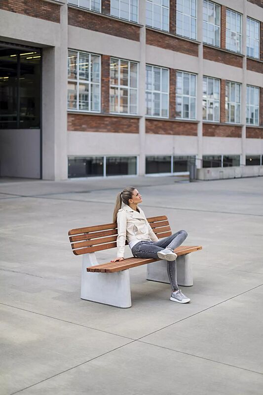 sitzbank-reforma__shoKAT0068946 Sitzbank REFORMA mit schmaler Rückenlehne, mit Längsbelattung, mit Jatobaholzbelattung, HSC®-Beton in hellgrau