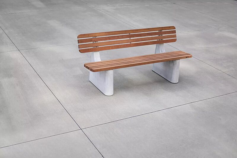 sitzbank-reforma__shoKAT0068949 Sitzbank REFORMA mit schmaler Rückenlehne, mit Längsbelattung, mit Jatobaholzbelattung, HSC®-Beton in hellgrau
