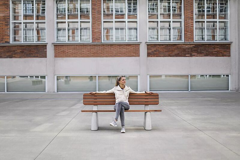 sitzbank-reforma__shoKAT0068950 Sitzbank REFORMA mit schmaler Rückenlehne, mit Längsbelattung, mit Jatobaholzbelattung, HSC®-Beton in hellgrau