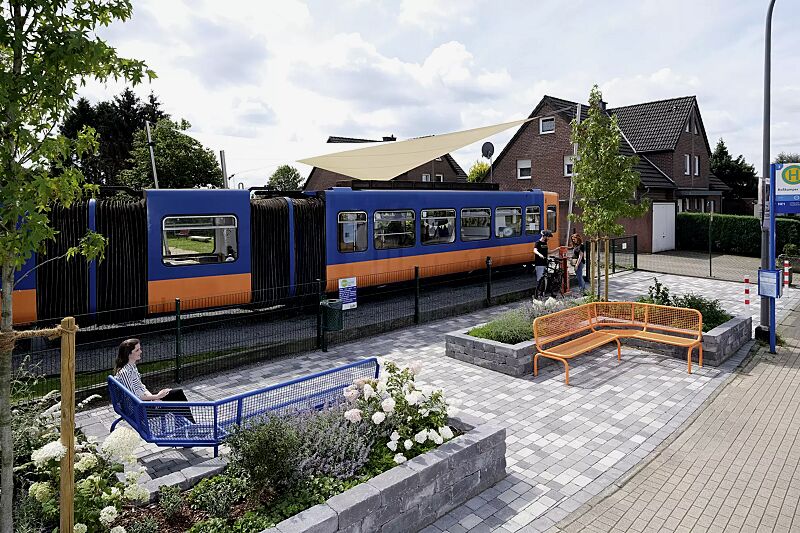 sitzbank-rimini__shoKAT0065030 Eckbank RIMINI (Typ ML) mit Rückenlehne, zum Einbetonieren, in RAL 2003 pastellorange und RAL 5010 enzianblau sowie Abfallbehälter KÖLN ohne Ascher, 35 Liter, mit Lochoptik, zum Einbetonieren, in RAL 6005 moosgrün