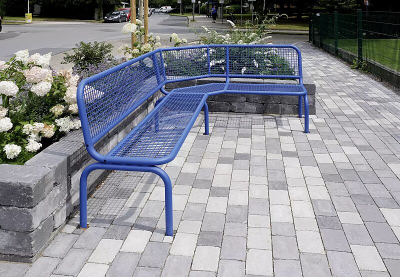 sitzbank-rimini__shoKAT0065034 Eckbank RIMINI (Typ ML) mit Rückenlehne, zum Einbetonieren, in RAL 5010 enzianblau