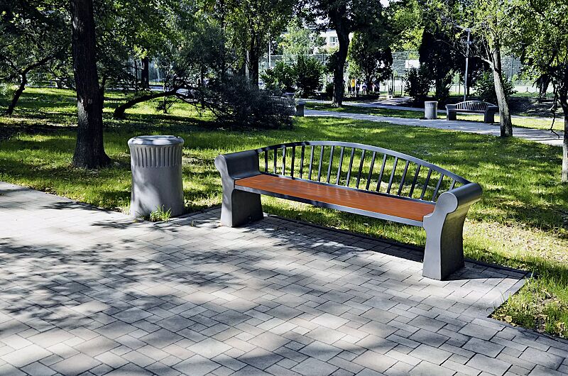 sitzbank-savona__shoKAT0038544 Sitzbank SAVONA mit Rückenlehne, Stahlteile in RAL 7021 schwarzgrau, Beton beschichtet in Farbe graphit, Abfallbehälter SAVONA, Beton beschichetet in Farbe grau