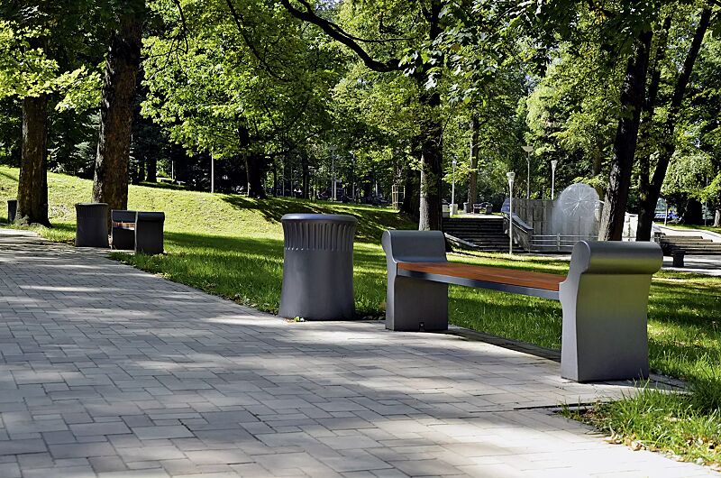 sitzbank-savona__shoKAT0038584 Sitzbank SAVONA ohne Rückenlehne, Stahlteile in RAL 7021 graualuminium, Beton beschichtet in Farbe grau, Abfallbehälter SAVONA, Beton beschichtet in Farbe grau