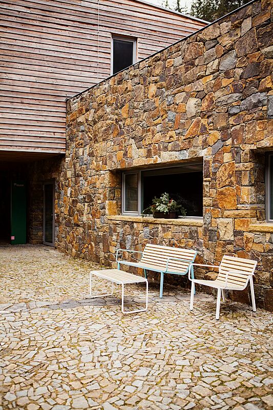 sitzbank-stack__shoKAT0061501 Sitzbank und Sitz STACK mit Rückenlehne und Armlehnen sowie Tisch STACK, mit Robinienholzbelattung, Stahlteile in RAL 6027 lichtgrün und RAL 9010 reinweiß