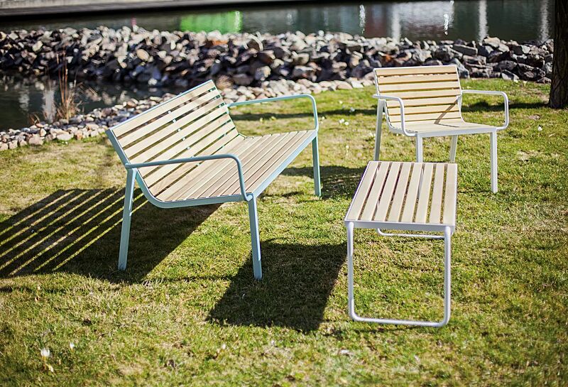 sitzbank-stack__shoKAT0061880 Sitzbank und Sitz STACK mit Rückenlehne und Armlehnen sowie Tisch STACK, mit Robinienholzbelattung, Stahlteile in RAL 6027 lichtgrün und RAL 9010 reinweiß