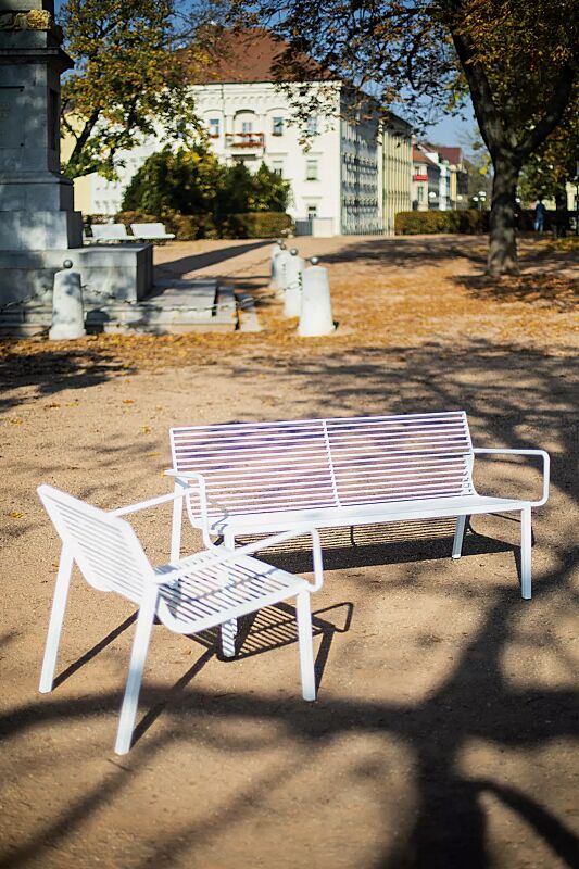 sitzbank-stack__shoKAT0061884 Sitzbank und Sitz STACK mit Rückenlehne und Armlehnen, in RAL 9010 reinweiß