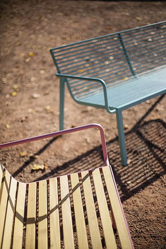 sitzbank-stack__shoKAT0061885 Detail: Sitzfläche aus Robinienholz und Rundstahl