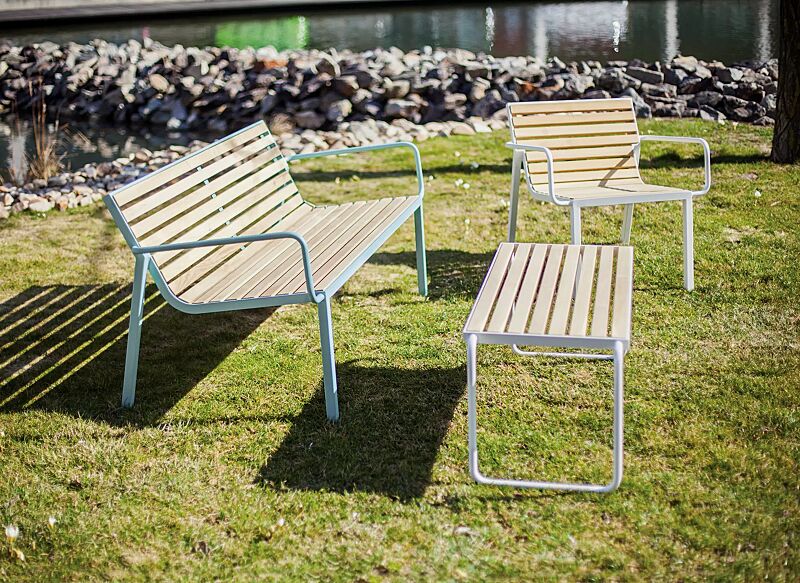 Sitzbank und Sitz STACK mit Rückenlehne und Armlehnen sowie Tisch STACK, mit Robinienholzbelattung, Stahlteile in RAL 6027 lichtgrün und RAL 9010 reinweiß