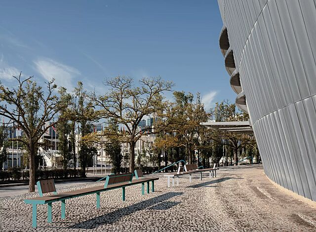 Sitzbank UNOLA CENTRO, mit Rückenlehne, mit Eschenholzbelattung, Breite 1154 mm, konvex gebogen 45°, Stahlteile in RAL 6027 lichtgrün und in RAL 7035 lichtgrau