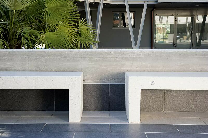 sitzbank-venezia__shoKAT0036967 Sitzbank VENEZIA aus Beton, Sitzfläche geschliffen, in Granitoptik weiß
