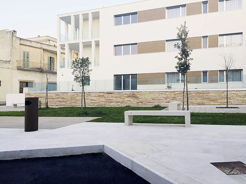 sitzbank-venezia__shoKAT0056872 Sitzbank VENEZIA aus Beton, Sitzfläche geschliffen, in Granitoptik weiß