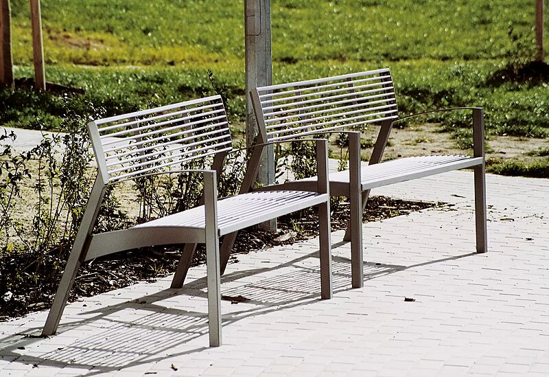 sitzbank-vera__shoKAT0019519 Sitzbank VERA mit Rückenlehne und Armlehnen, mit Edelstahl-Rundstahlauflage, Stahlteile in DB 703 eisenglimmer