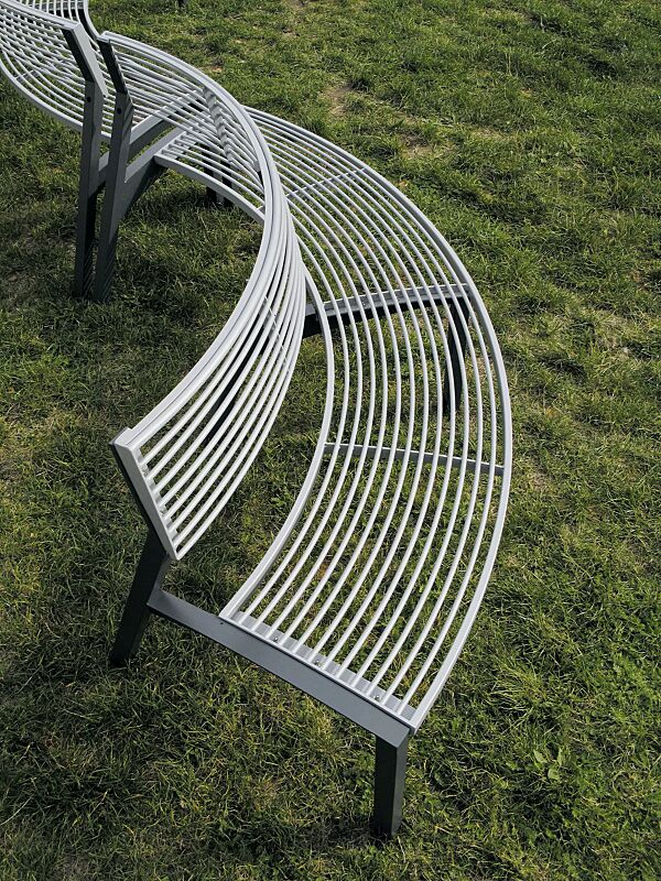 sitzbank-vera__shoKAT0022350 Sitzbank VERA mit Rückenlehne, gebogen, mit Rundstahlauflage in RAL 9006 weißaluminium, Stahlteile in RAL 7016 anthrazitgrau (zweifarbig auf Anfrage)