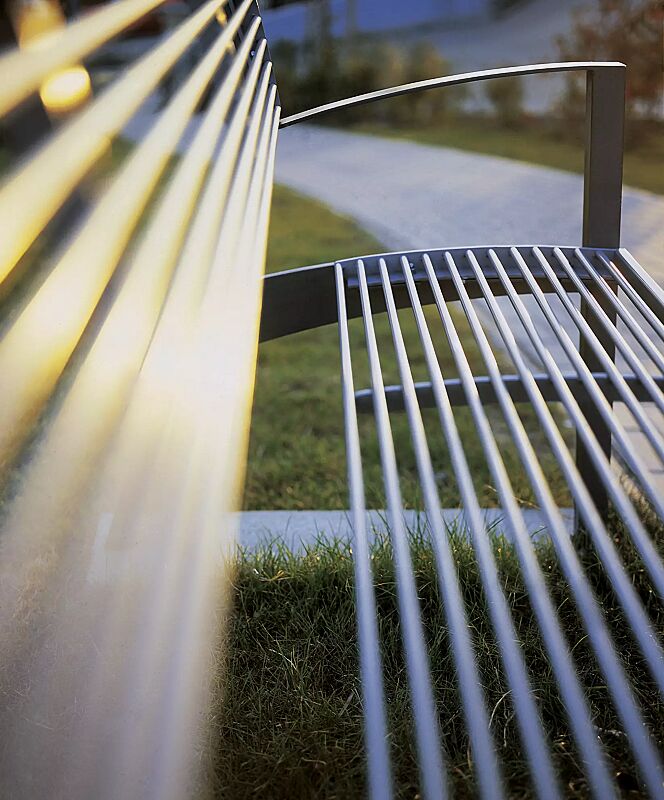 sitzbank-vera__shoKAT0023096 Sitzbank VERA mit Rückenlehne und Armlehnen, Stahlteile in RAL 9007 graualuminium