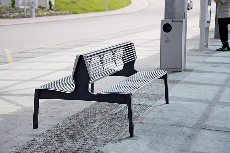 sitzbank-vera__shoKAT0029962 Sitzbank VERA doppelseitig mit Rückenlehne, Untergestell in RAL 9005 tiefschwarz, Sitzfläche und Rückenlehne in RAL 9006 weißaluminium (zweifarbig auf Anfrage)