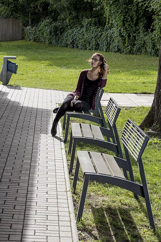 sitzbank-vera__shoKAT0055950 Sitzbank VERA mit Rückenlehne aus Rundstahl, Sitzfläche mit Kiefernholzbelattung lackiert in country brown, Stahlteile in RAL 7016 anthrazitgrau