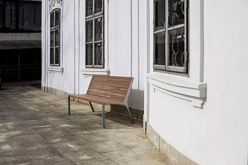 sitzbank-vltau__shoKAT0061773 Sitzbank VLTAU mit Rückenlehne, mit Jatobaholzbelattung, Stahlteile in RAL 9006 weißaluminium