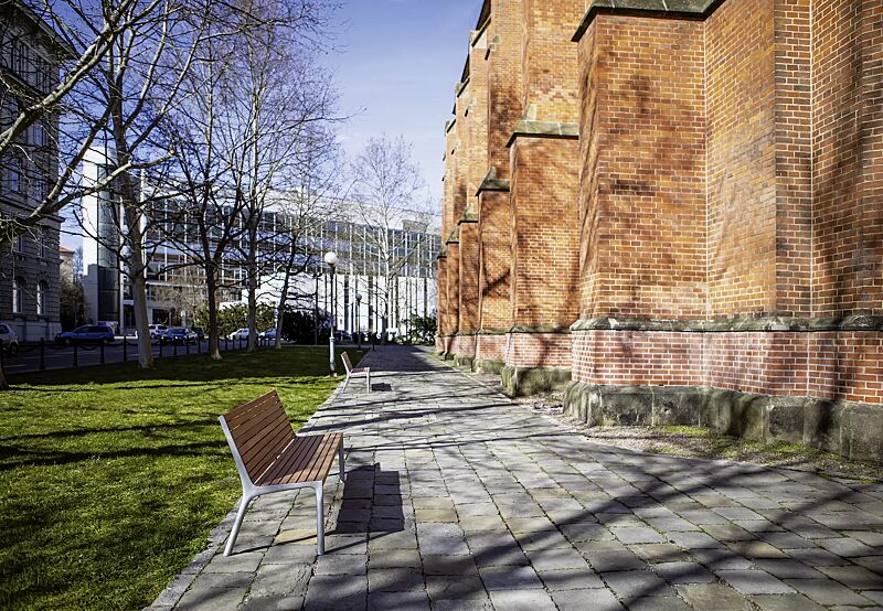 sitzbank-vltau__shoKAT0061774 Sitzbank VLTAU mit Rückenlehne, mit Jatobaholzbelattung, Stahlteile in RAL 9006 weißaluminium