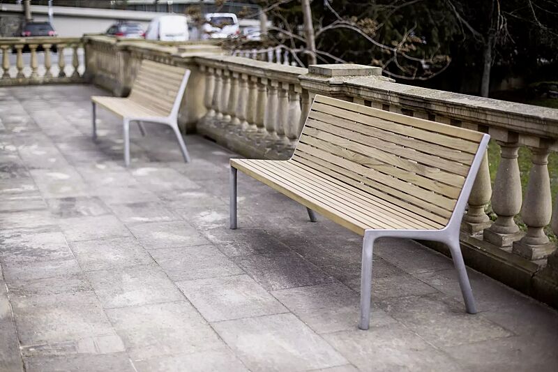 sitzbank-vltau__shoKAT0061775 Sitzbank VLTAU mit Rückenlehne, mit Robinienholzbelattung, Stahlteile in RAL 9006 weißaluminium