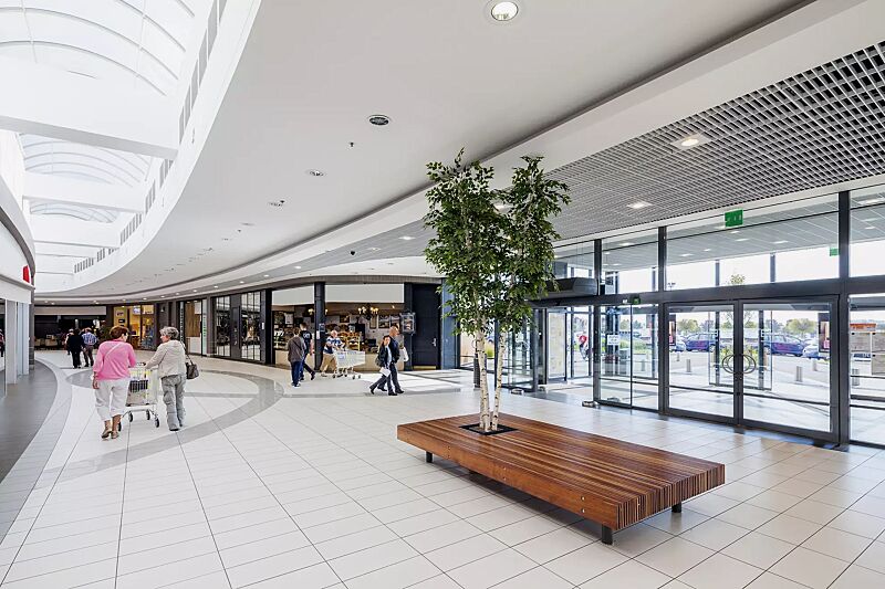 sitzbank-woody__shoKAT0053200 Sitzbank WOODY mit Aussparung für Baum, mit Jatobaholzbelattung