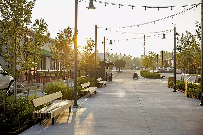 sitzbank-woody__shoKAT0069170 Sitzbank WOODY mit Rückenlehne, mit Aussparungen für Fahrräder (einseitig), mit Jatobaholzbelattung